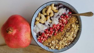 מתכון לקערת שייק Smoothie Bowl שהופך את השייק לארוחת בוקר של ממש ומעשיר אותה במזונות-על ודגנים בריאים, בכדי לשבוע לאורך זמן.