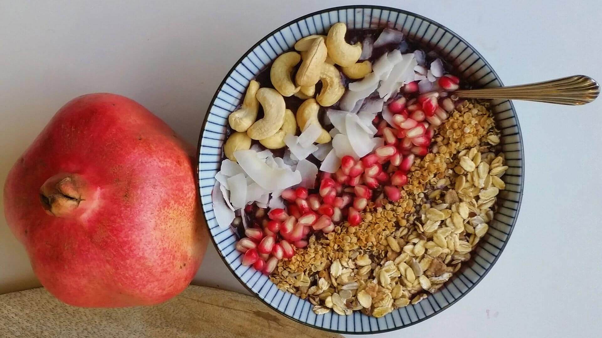 מתכון לקערת שייק Smoothie Bowl שהופך את השייק לארוחת בוקר של ממש ומעשיר אותה במזונות-על ודגנים בריאים, בכדי לשבוע לאורך זמן.