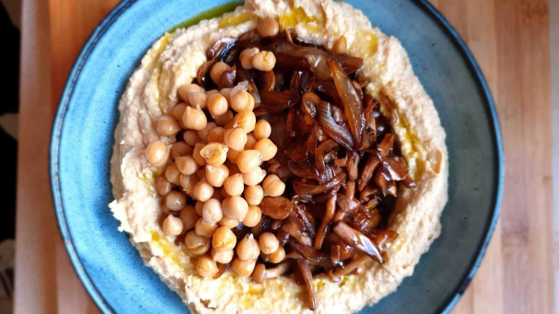 מתכון לחומוס בייתי טעים יותר מחומוסייה, עם פטריות יער מוקפצות וגרגרים. מהיר ומספק חלבון זמין ובריא מהצומח, גם מהקטנייה וגם מהפטריות.